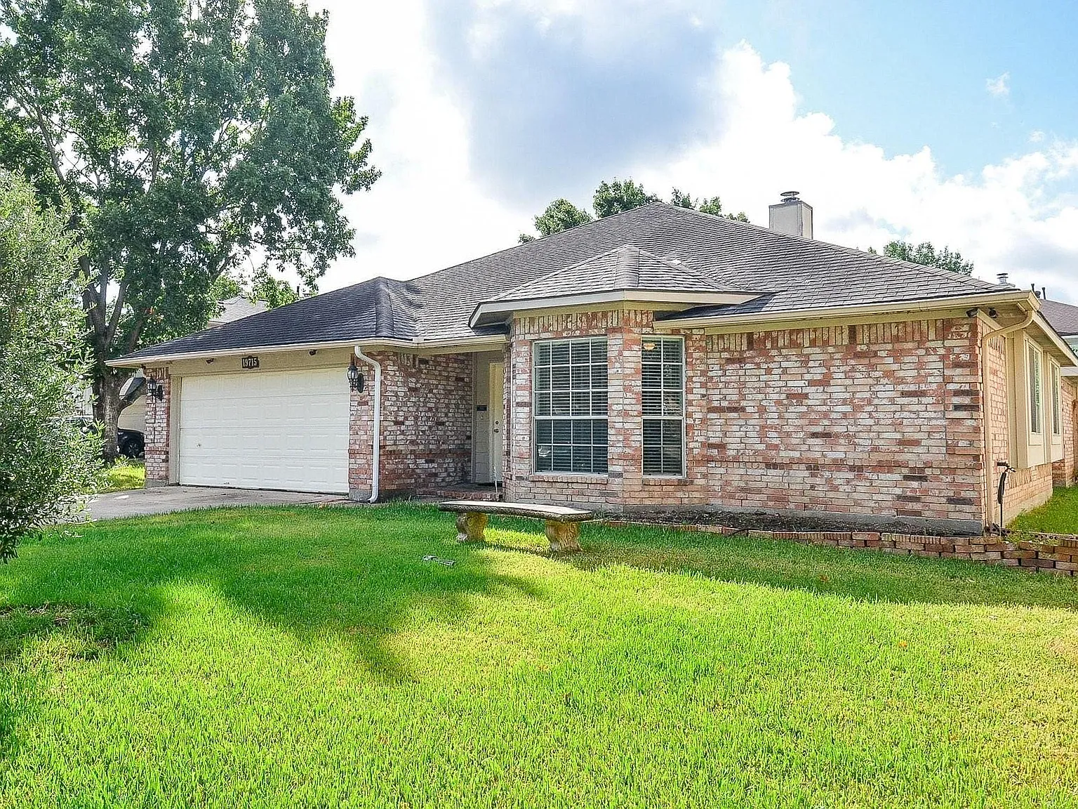 4 bed, 2.0 bath, 2343 sqft, $2,150 — Photo 2