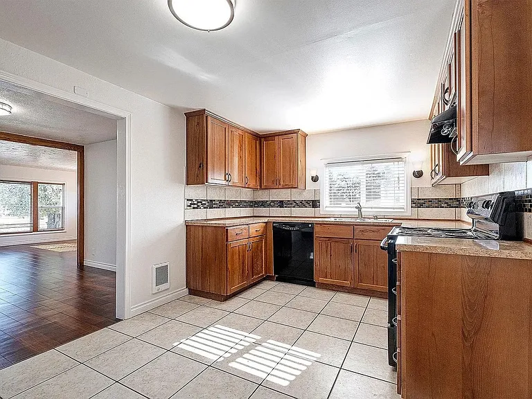 757 S 8th Ave — Photo 2