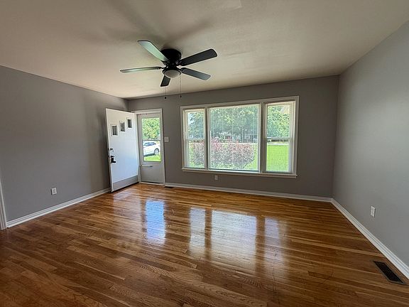 5th image of 105 Sharon Cir