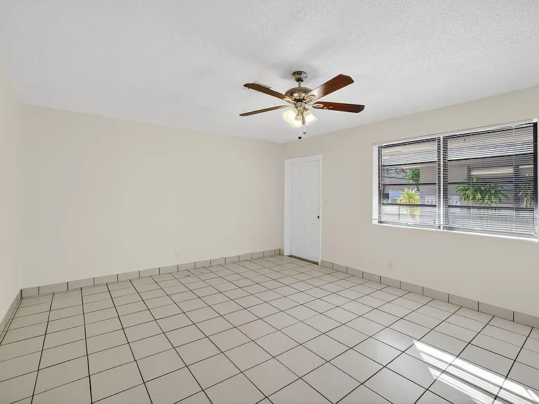 2500 SW 18th Ter #3 — Photo 20