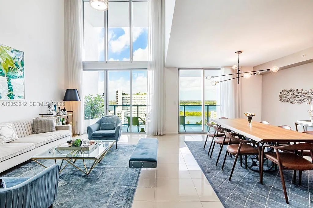 Eloquence On The Bay Condo — Photo 3