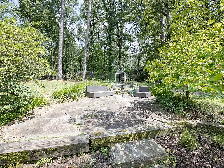 1835 Hillview Dr — Photo 30