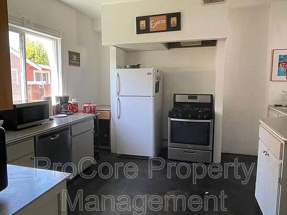 3rd image of 422 Dearborn St Unit 1
