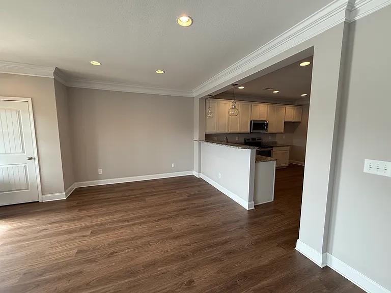 336 Broadberry Ave — Photo 7