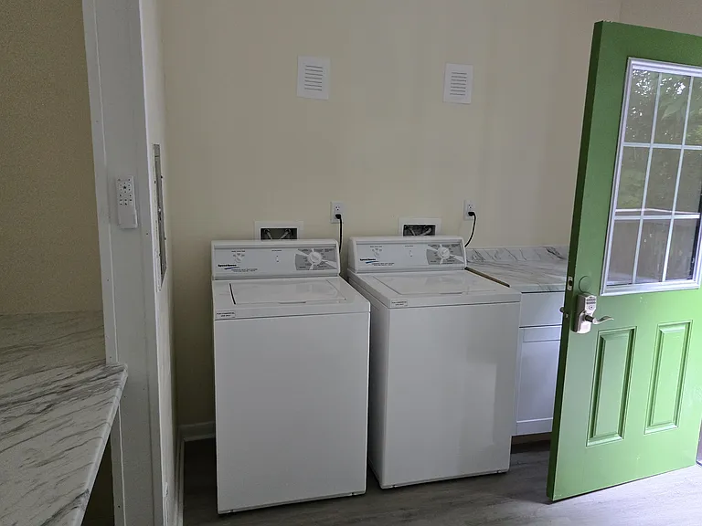 1071 White Ave — Photo 15