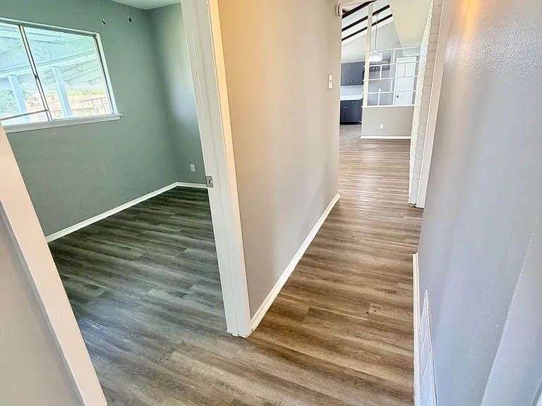 102 Charing Cross Ln — Photo 23