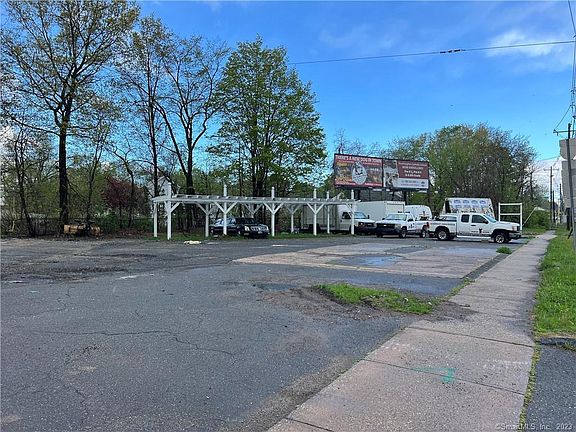 4th image of 114 E Main St