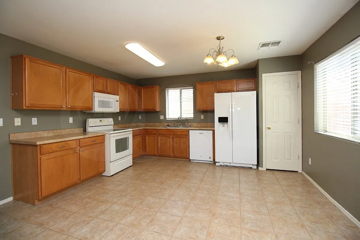 4 bed, 2.5 bath, 2011 sqft, $2,085 — Photo 3