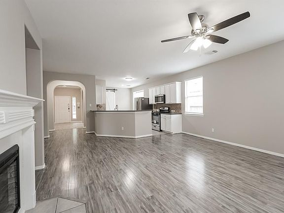 3rd image of 207 Riverway Bluff Ln