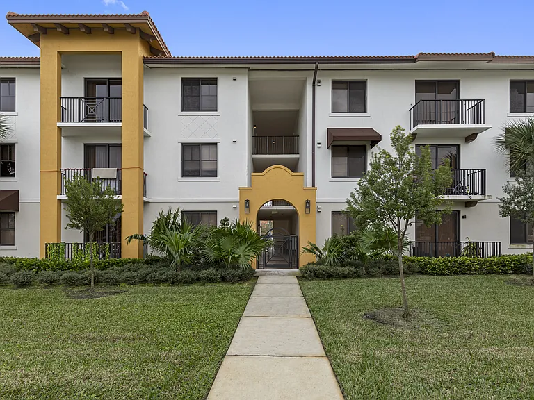 Bella Vista Apartments — Photo 43