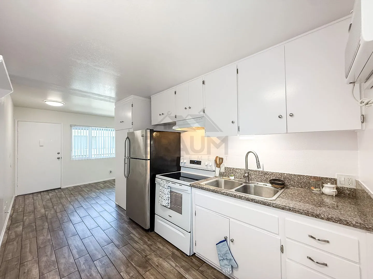 15634 LEADWELL ST. — Photo 4