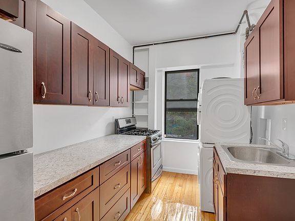 3rd image of 401 W 47th St APT 15