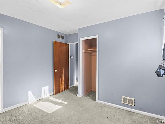 3rd image of 25016 Lehigh St