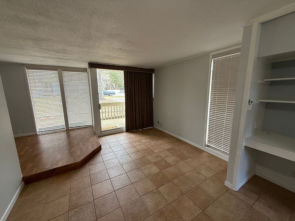 1st image of 1035 Seacliff Dr N