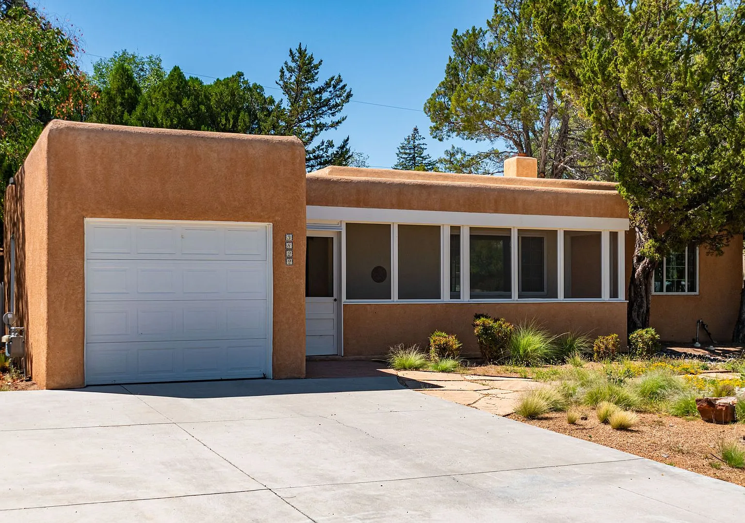 3 bed, 2.0 bath, 1295 sqft, $2,195 — Photo 2