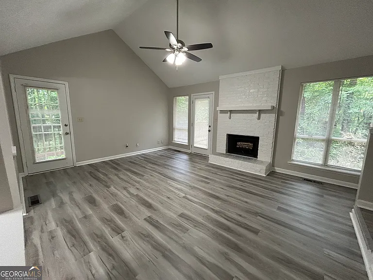 1002 Kathleen Ct — Photo 3