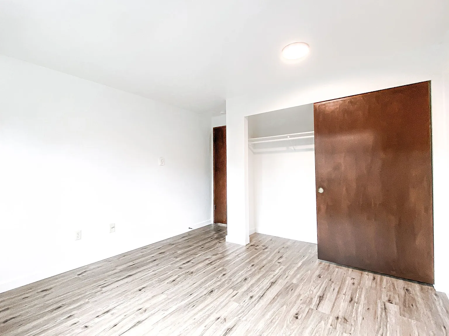 Spacious 2 Bedroom - Excellent Location! — Photo 4