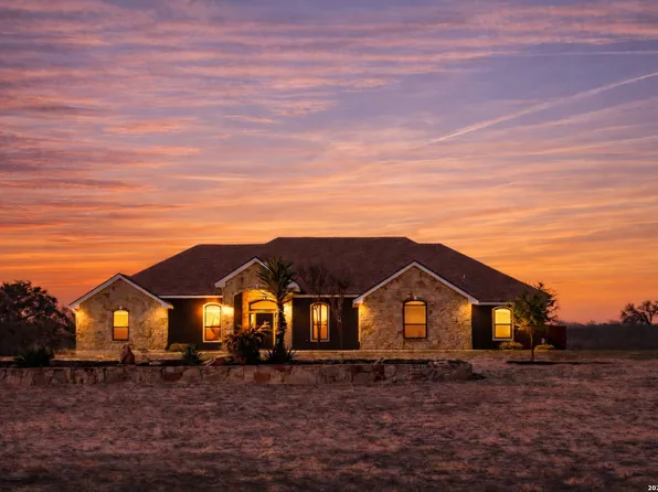 201 Abrego Lake, Floresville, TX 78114