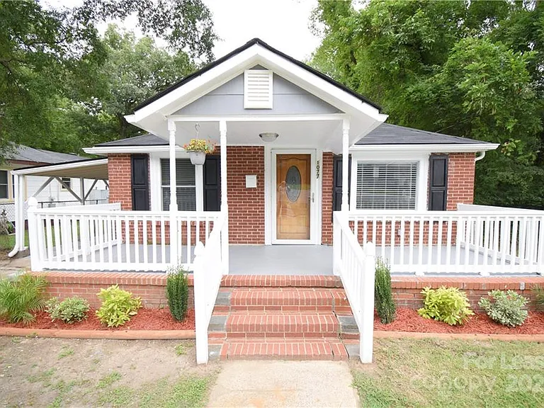 1077 Henderson St — Photo 1