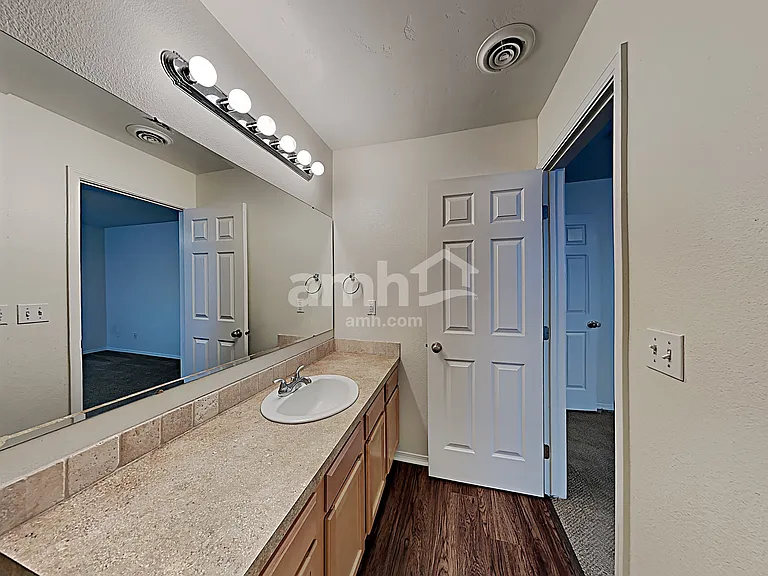 724 N Carisbrooke Ave — Photo 12