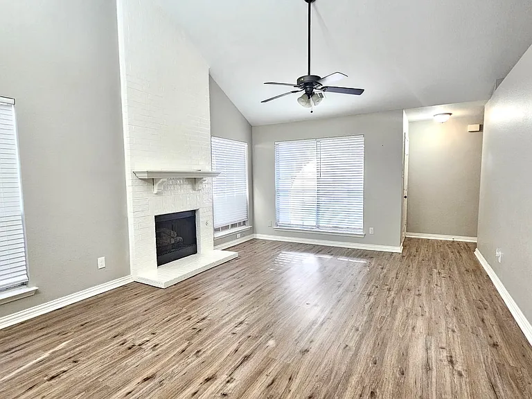 500 Lake Forest Dr — Photo 6