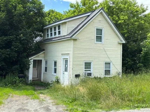95 Lincoln St, Dexter, ME 04930