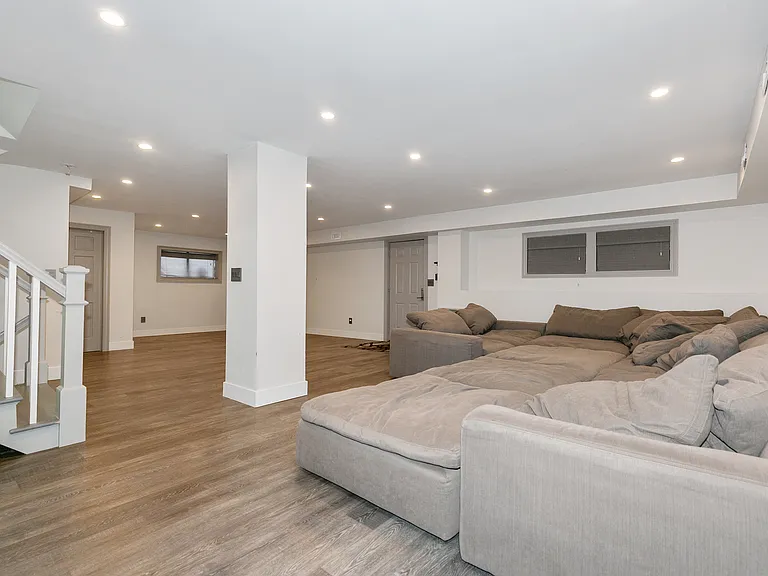22 Olive St — Photo 28