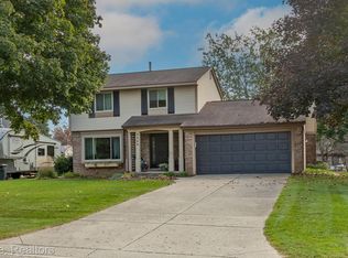 5444 Old Cove Rd, Clarkston, MI 48346