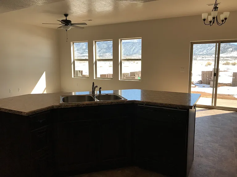 2692 N Clark Pkwy — Photo 3