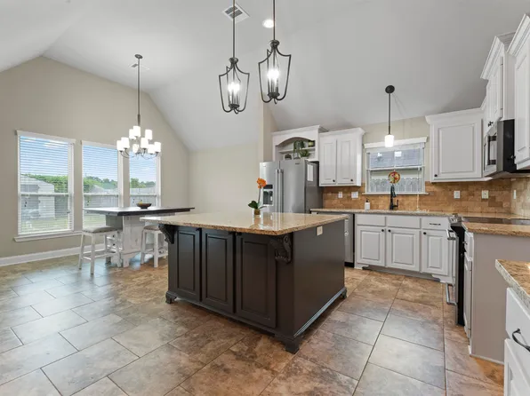 15008 Canyon Hill Dr, Walker, LA 70785