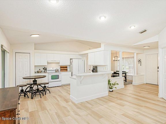 5th image of 1362 York Cir