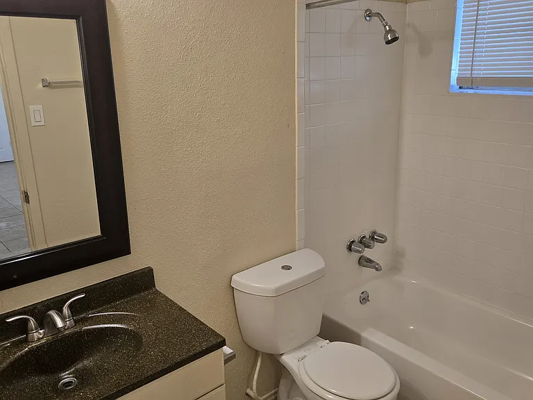 Alamo Apartments — Photo 17