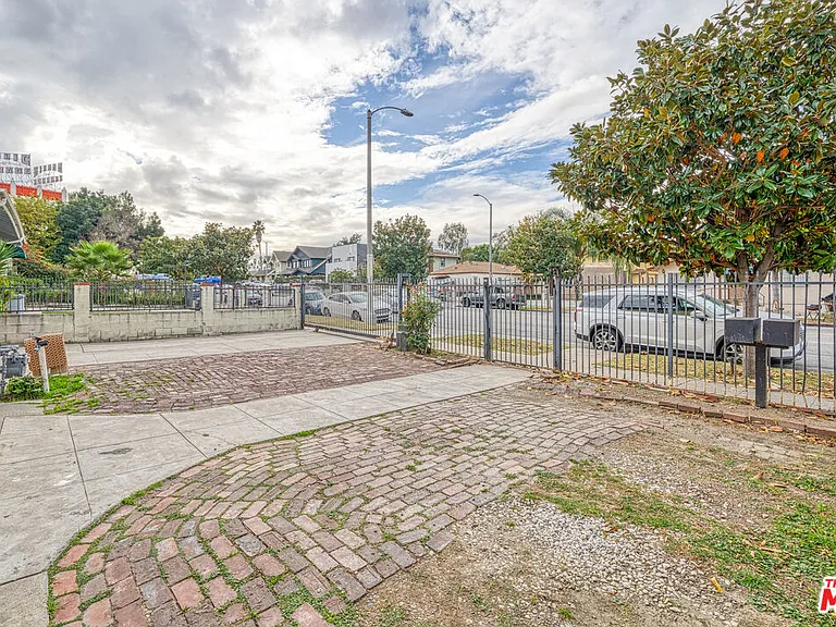 1224 Crenshaw Blvd — Photo 2