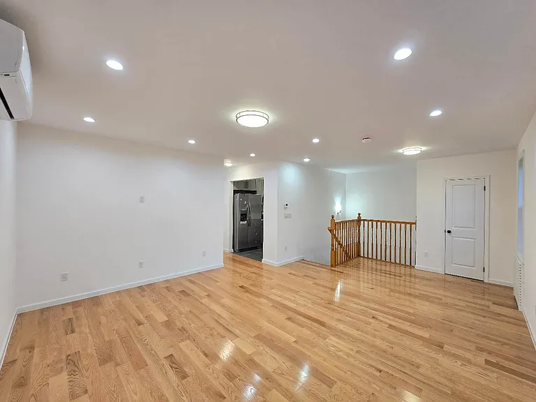 12 Grimsby St #2A — Photo 6
