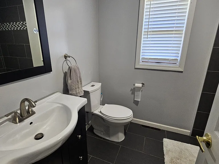 224 Laurel Dr — Photo 9