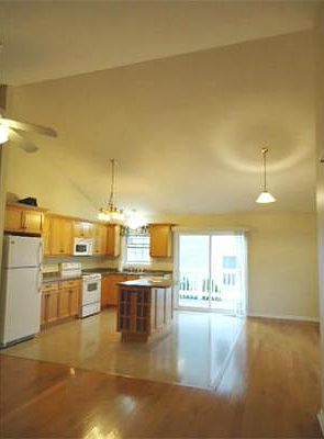 5th image of 15 Roosevelt Ave #B