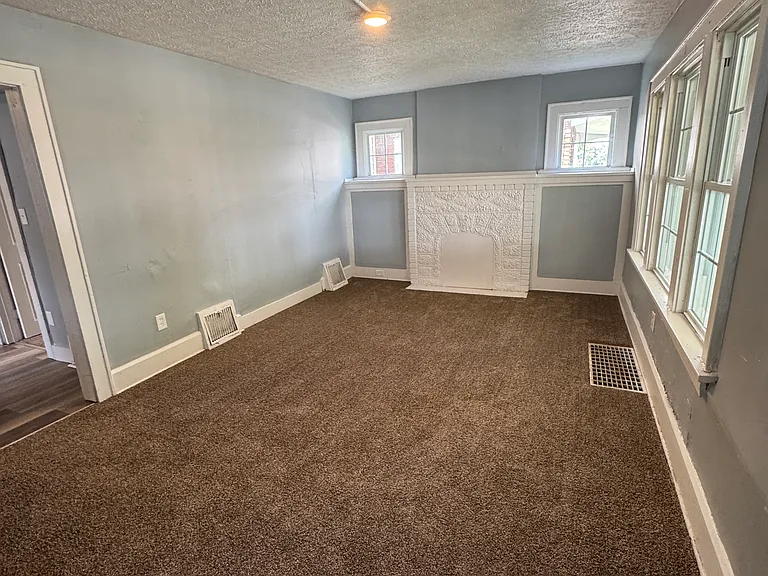 910 Whittier Ave — Photo 3