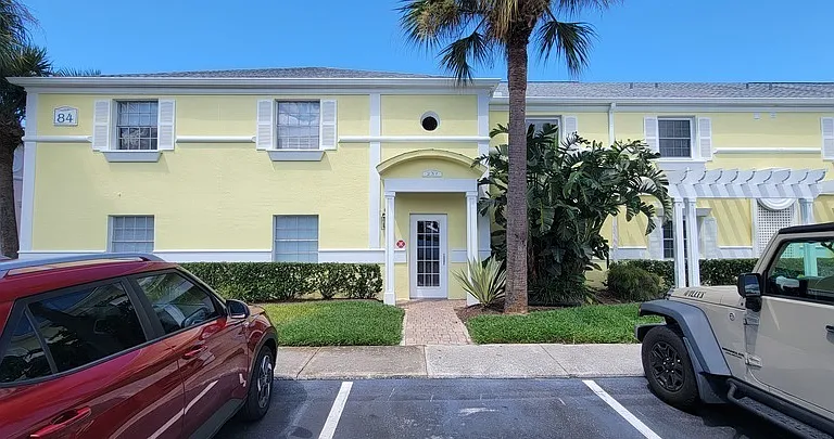 237 Seahorse Dr SE #B — Photo 2