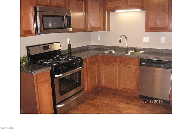 Check out this kitchen! Functional, beautiful & equipped!