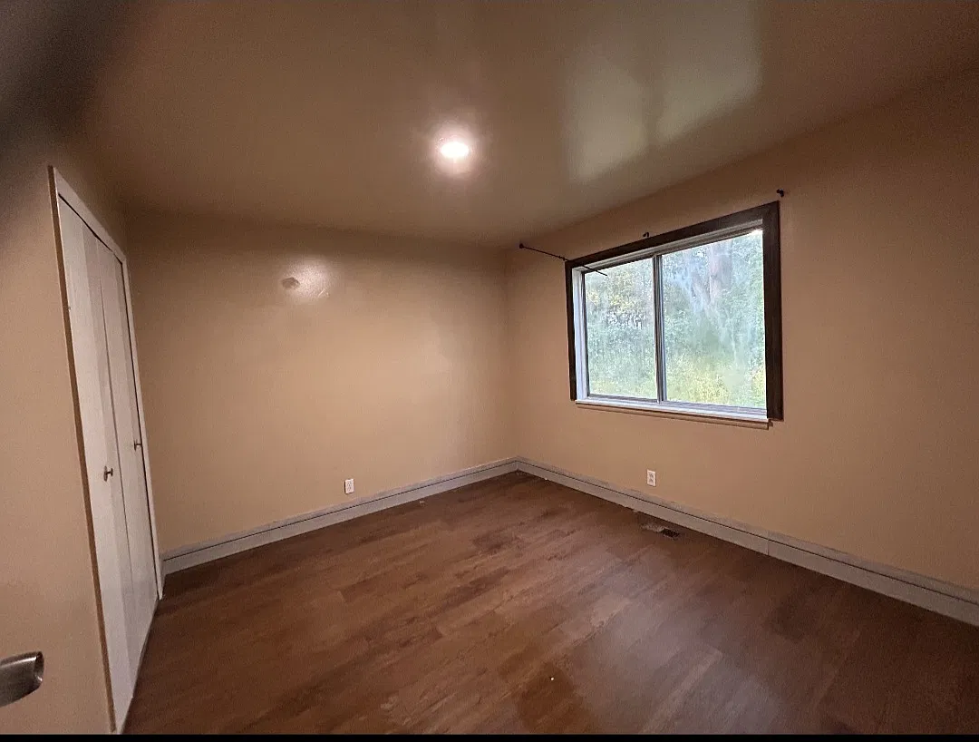 Cozy 3-Bedroom Pet-Friendly Home with Central AC in Flint - Only $1200/mo! — Photo 3