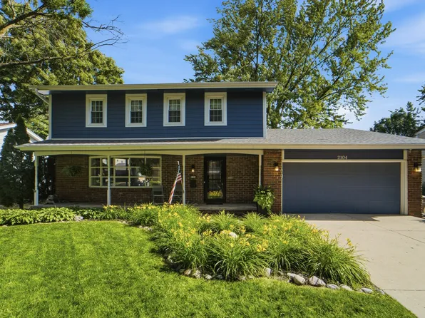 2104 Meadow Brook Dr, West Des Moines, IA 50265