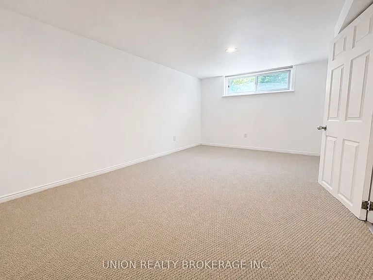 15 Blantyre Ave #LOWER — Photo 13