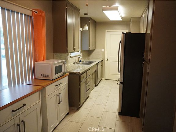 4th image of 23 Leslie Ln