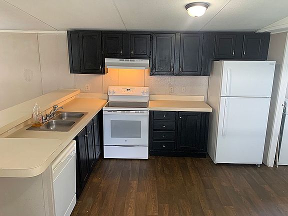 3rd image of 800 Lexington St Trailer 120