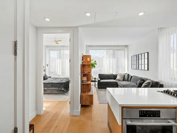 550 Metropolitan Avenue image 1 of 9