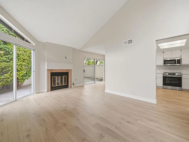 363 Stanford Ct — Photo 2