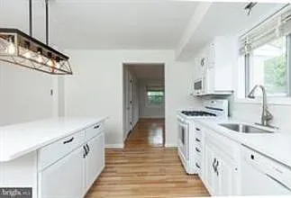 410 Woodlawn Ave — Photo 6