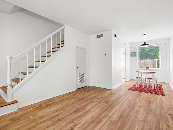 5th image of 585 E Pkwy N #33