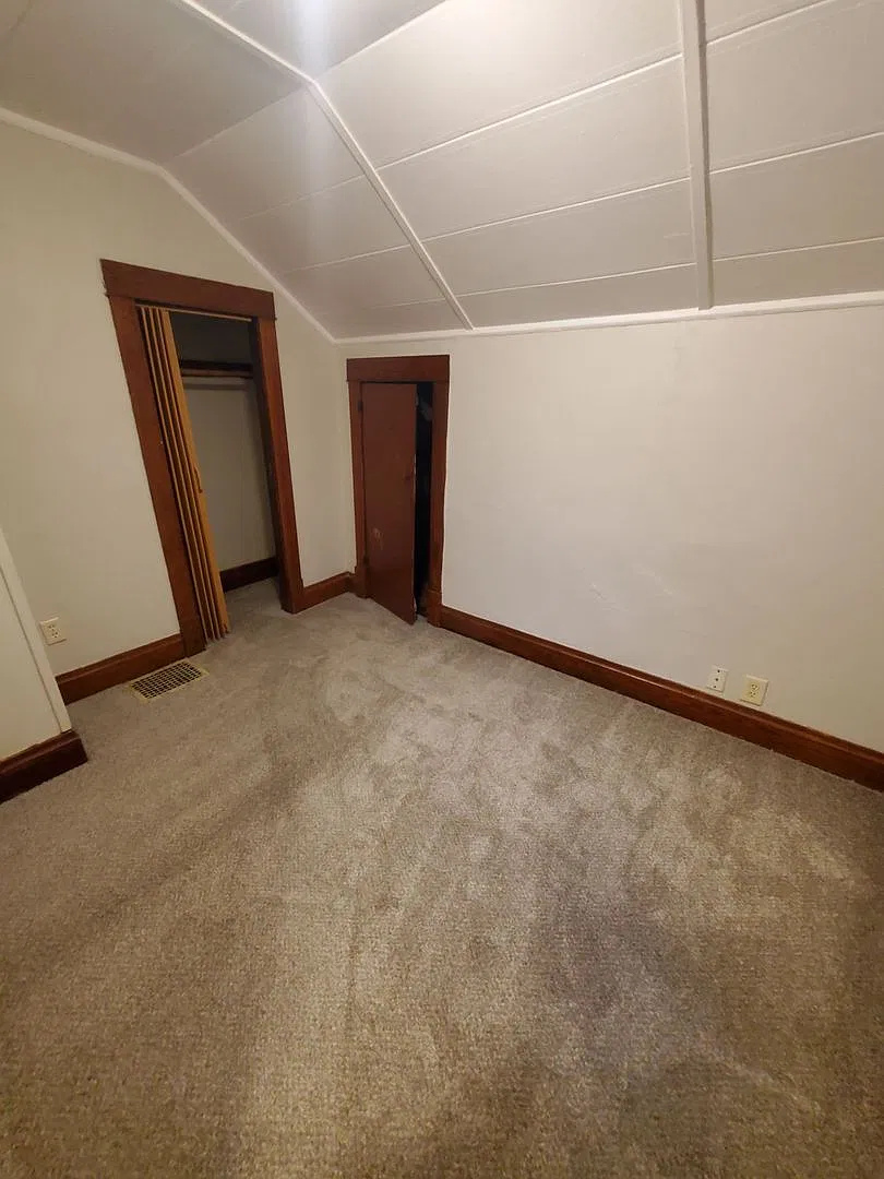 3 Bedroom 1.5 bathroom Single Family — Photo 4