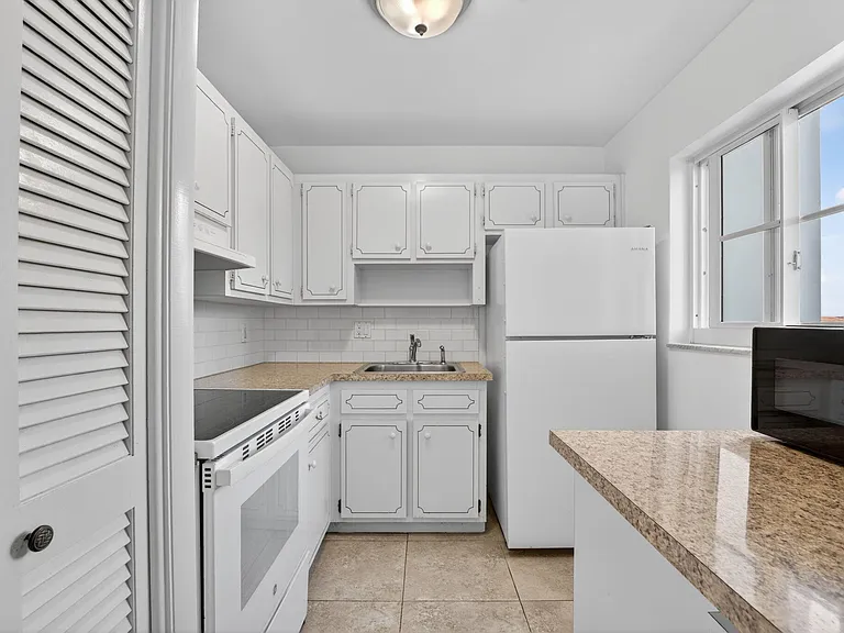 941 Crystal Lake Dr #302 — Photo 14